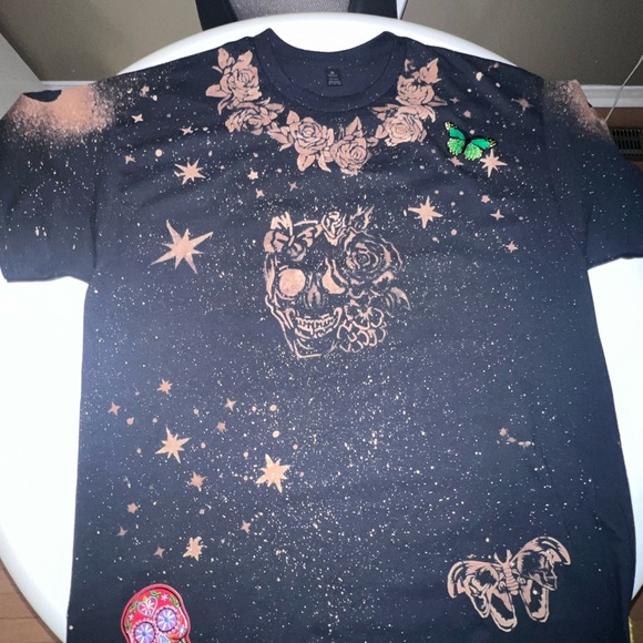 💀 SKULL & BLOOM 🌸
By @Tysbleachlab on IG —this bleachout skull tee 🤩 - Picture 2 of 5